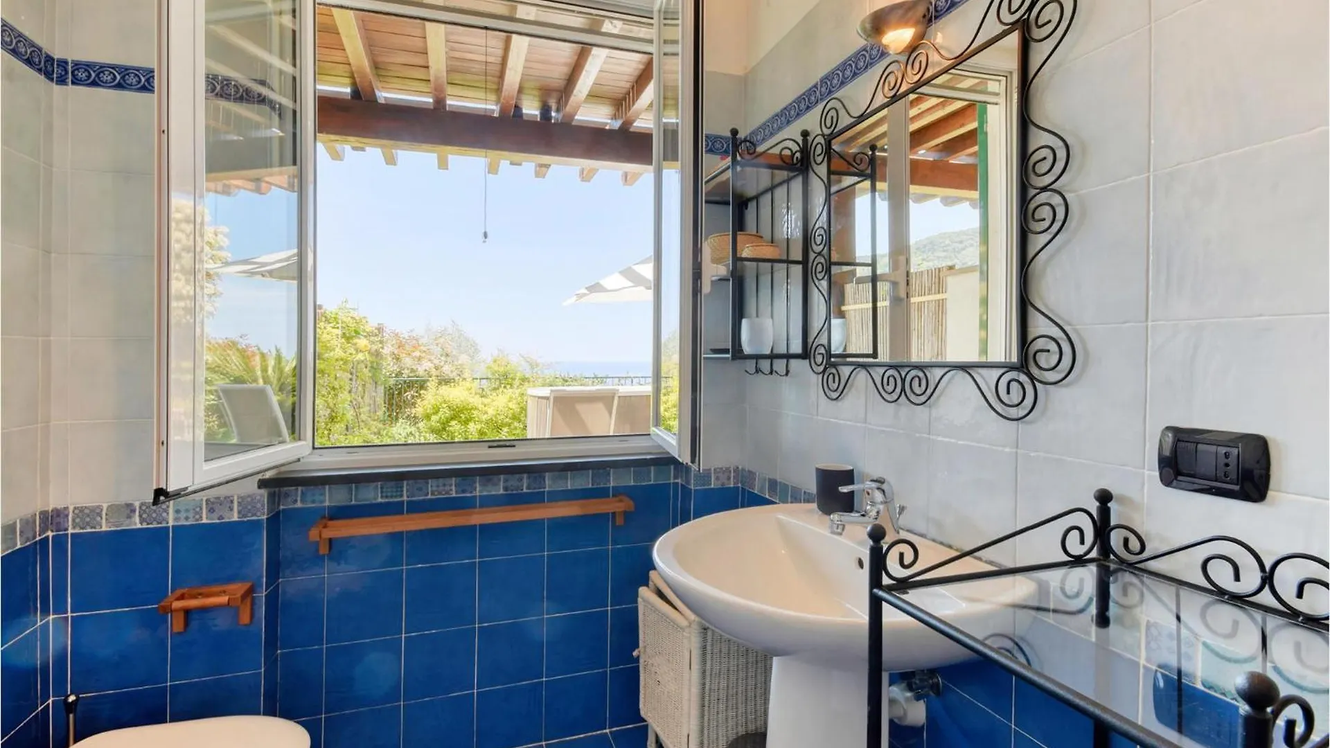 Holiday home 3 Bedroom Beautiful Home In Moneglia
