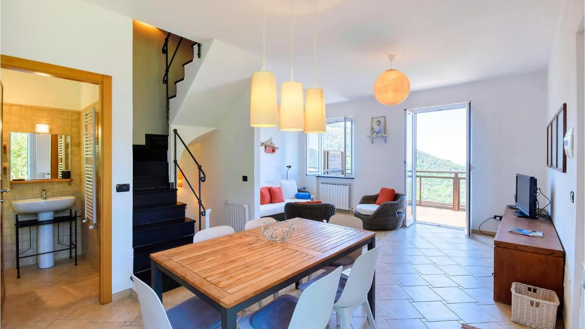 3 Bedroom Beautiful Home In Moneglia
