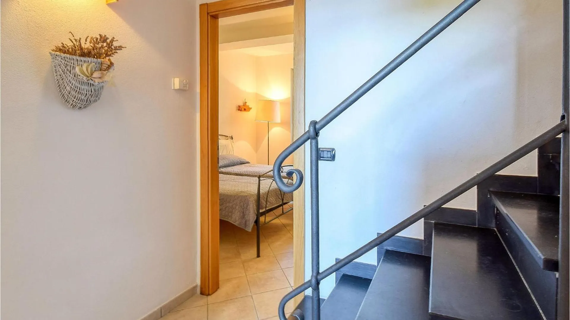 Vakantiehuis 3 Bedroom Beautiful Home In Moneglia